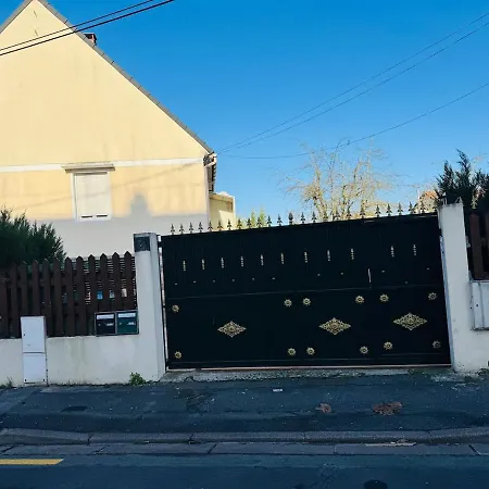 Close To & Paris Lagny